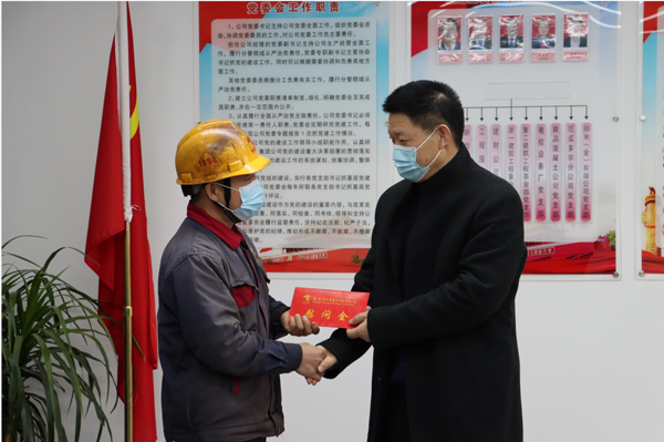 集團(tuán)公司黨委委員、副總經(jīng)理胡新付到公司走訪慰問