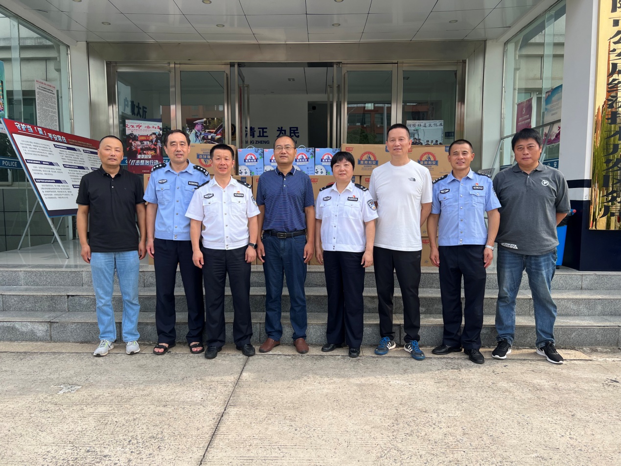 公司副總經(jīng)理朱文志到經(jīng)開區(qū)公安分局及新城派出所進行高溫慰問 公司副總經(jīng)理朱文志到經(jīng)開區(qū)公安分局及新城派出所進行高溫慰問
